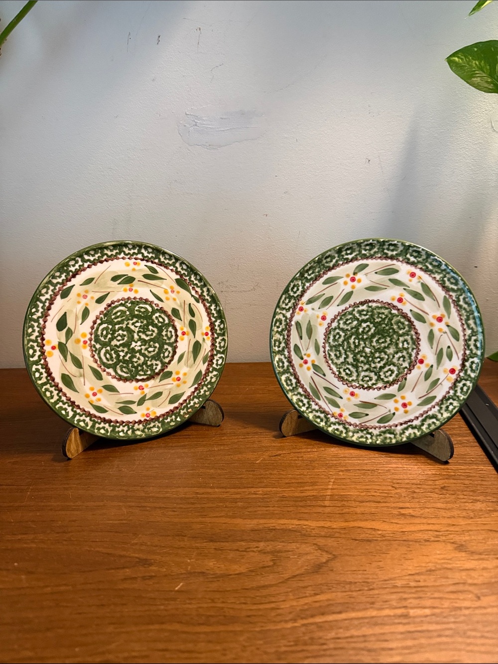 TEMP-TATIONS Old World 2-Piece Set Round Trivet Set in Green